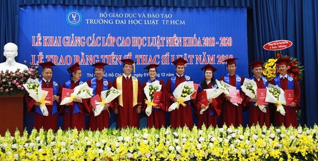 Đại học Luật TP.HCM trao bằng cho hơn 300 thạc sĩ, tiến sĩ