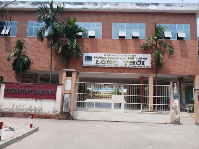 Không thể để cô giáo ném vở học sinh tiếp tục đứng lớp