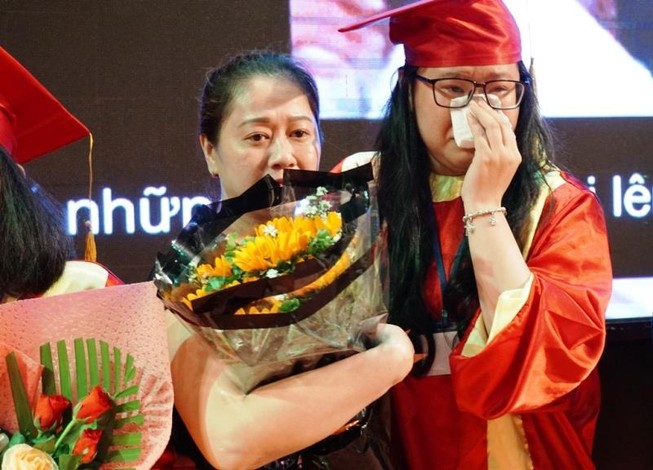 Xúc động lễ tri ân của học sinh trường Trần Hữu Trang