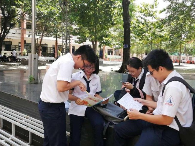 Thí sinh lo lắng trước khi bước vào thi môn Toán