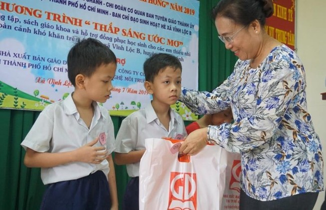 Chi đoàn Báo Pháp luật TP.HCM tặng sách cho học sinh nghèo