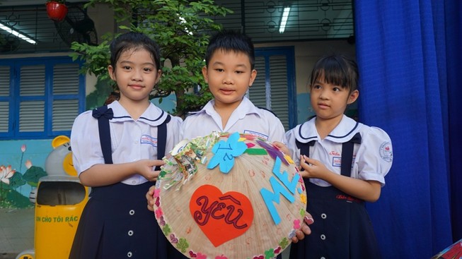 Món quà đặc biệt tặng mẹ và cô ngày 20-10
