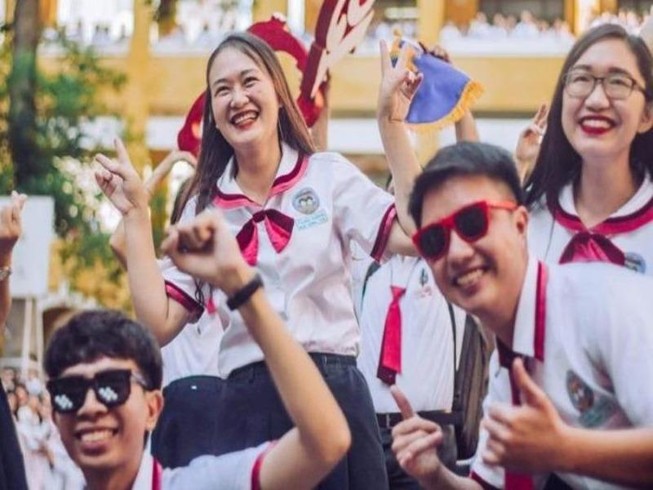 Màn flashmob 'cực ngầu, cực đỉnh' của thầy cô giữa sân trường