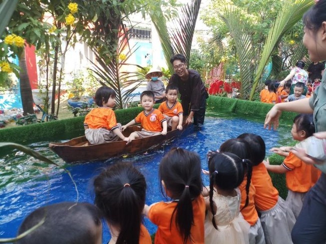 Cho trẻ bắt cá, chèo xuồng, lùa vịt giữa sân trường
