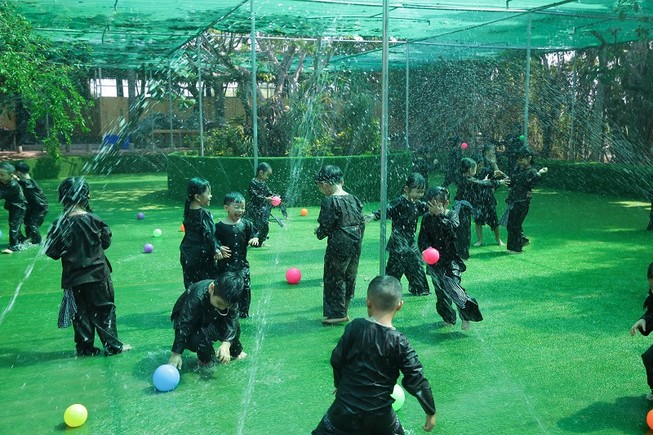 Học sinh tắm mưa tại Dragon farm