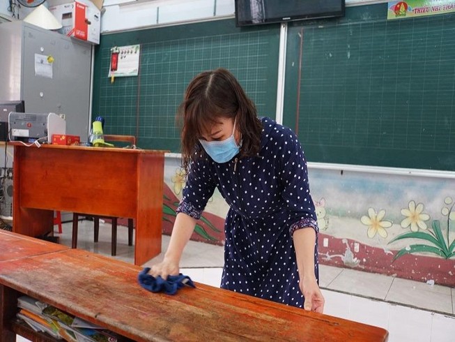 Nhân viên trường Tiểu học Nguyễn Thị Minh Khai, quận Gò Vấp vệ sinh lớp học