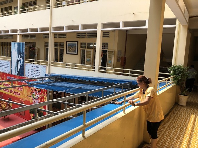 Phòng tránh dịch COVID-19, các trường học tập trung vệ sinh, lau dọn phòng học
