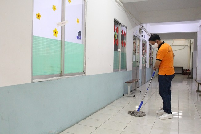 Trường học dọn vệ sinh đón học sinh đi học trở lại
