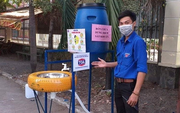 Làm bồn rửa tay bằng dung dịch sát khuẩn tặng người dân