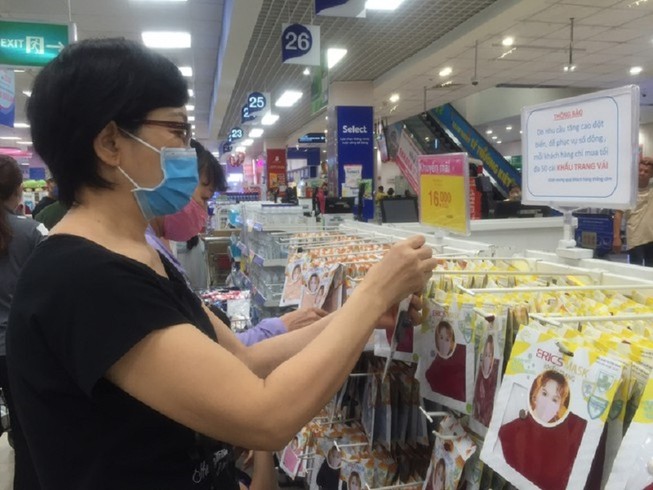 Người dân mua khẩu trang vải tại các hệ thống siêu thị trên địa bàn
