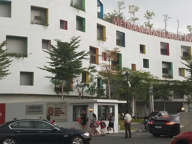 Trường Việt Úc tạm dừng thu tiền ăn, tiền xe khi bị phản ứng