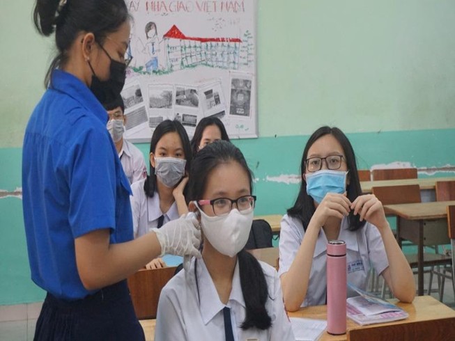 Đi học trở lại, học sinh TP.HCM kín mít khẩu trang