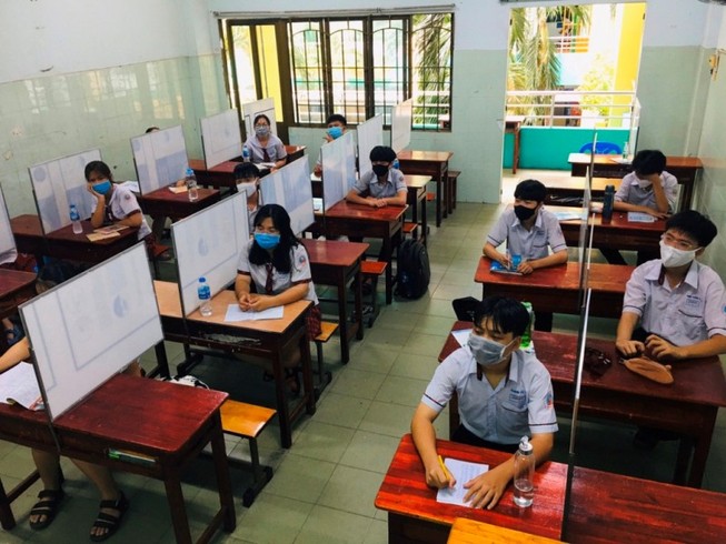 Trường trang bị nón ngăn giọt bắn, vách ngăn phòng COVID-19