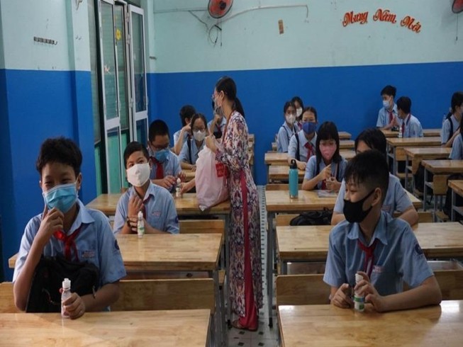Học sinh TP.HCM háo hức học lại, tặng quà cho nhau