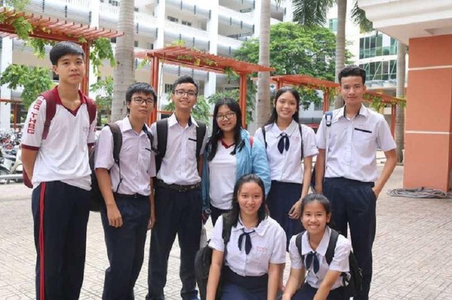 Thí sinh tham dự kỳ thi vào lớp 10 chuyên trường Trung học Thực hành năm học 2019. Ảnh: THỦY TRÚC