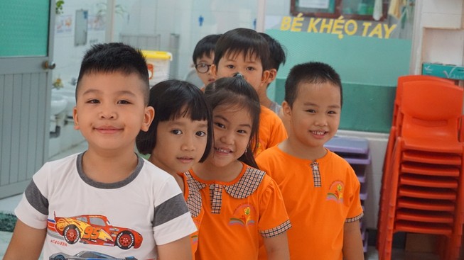 Đi học trở lại, các bé mầm non cười tươi như hoa