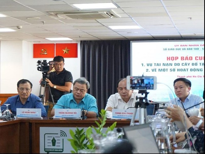TP.HCM: Họp báo vụ cây đổ trong trường, đè nhiều học sinh