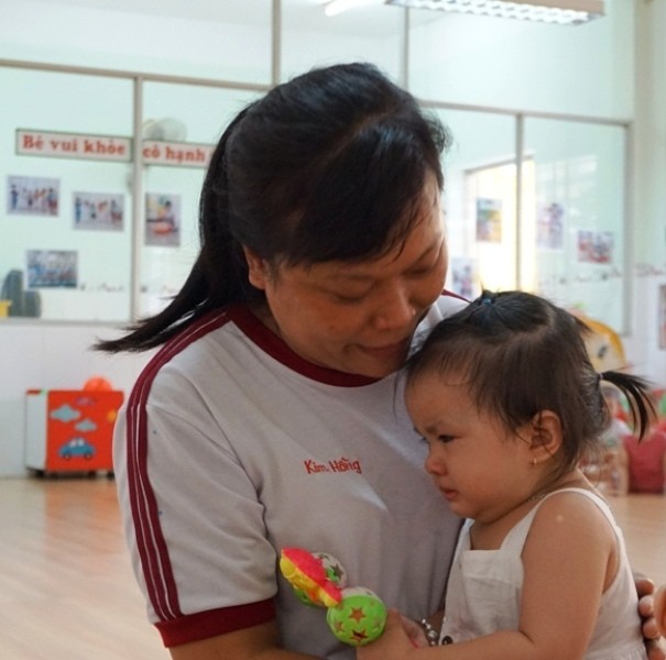 Đi học trở lại, bé nhà trẻ mếu máo, níu áo ba mẹ