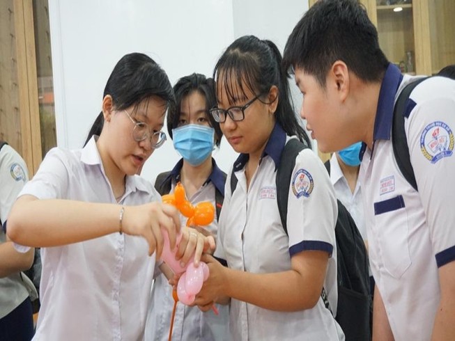 Học sinh trường THCS Minh Đức, quận 1 tham quan mô hình học tập tại trường THPT Lương Thế Vinh, quận 1. Ảnh: NQ