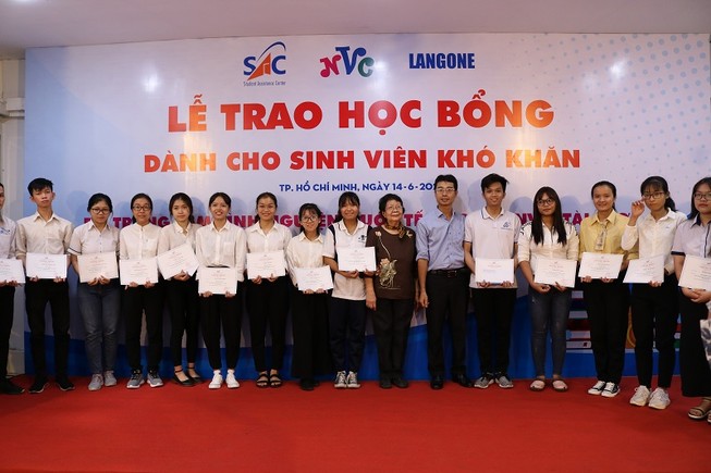 Trao 126 suất học bổng cho HS, SV sau dịch COVID-19