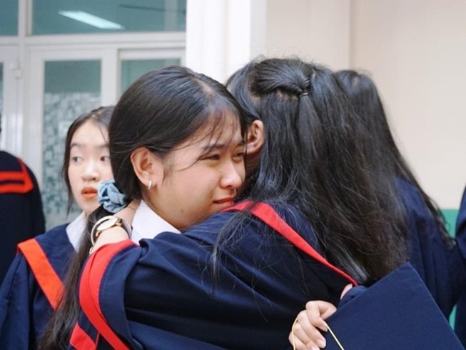 Lễ ra trường tràn ngập cảm xúc của học sinh Nguyễn Du