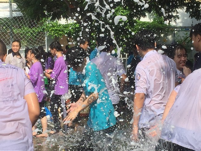 Những dòng lưu bút trao vội trong ngày lễ ra trường