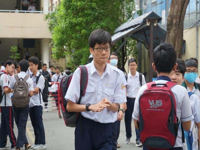 Đề thi chuyên Toán vào lớp 10 Phổ thông Năng khiếu