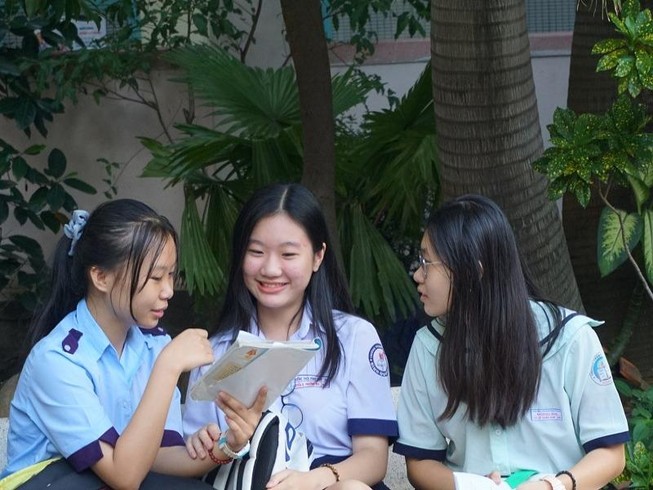 Thí sinh tham dự kỳ thi tuyển sinh lớp 10 tại điểm thi chuyên trường THPT Lương Thế Vinh, quận 1. Ảnh: NQ