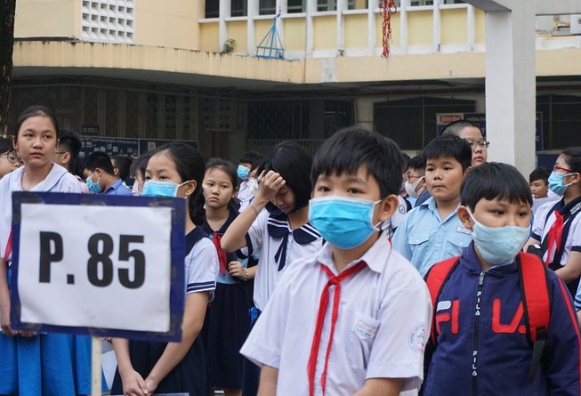Thí sinh tham dự bài khảo sát năng lực bằng tiếng Anh vào lớp 6 trường THPT chuyên Trần Đại Nghĩa. Ảnh: NQ
