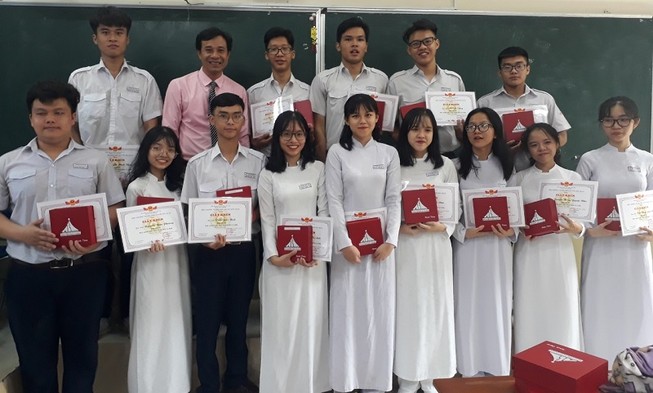 Thầy Trần Văn Hướng, Tổ trưởng chuyên môn Lịch sử, trường THPT Nguyễn Hữu Huân cùng các học trò của mình. Ảnh: NVCC