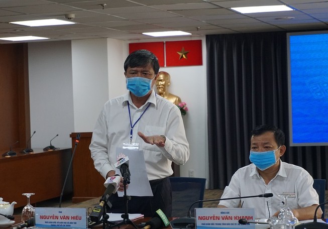 TP.HCM: 2 cán bộ coi thi dùng điện thoại khi đang làm nhiệm vụ