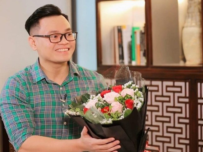 Thầy giáo Đỗ Đức Anh trong một lần tư vấn tuyển sinh tại trường THCS Nguyễn Du, quận 1. Ảnh: NVCC