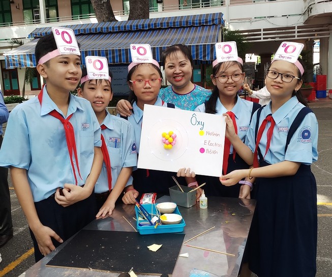 Học sinh dùng điện thoại trong lớp: Lợi hay hại nhiều hơn?