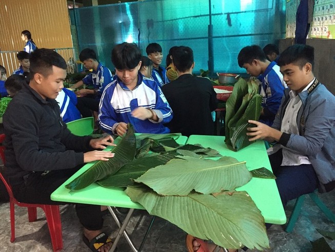 Thầy trò nấu bánh chưng ủng hộ đồng bào lũ lụt miền Trung