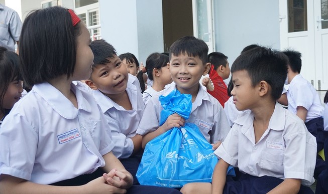'Con nhận được nhiều quà lắm!'