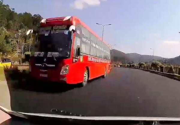 Xe khách đi ngược chiều trên cao tốc Liên Khương - Đà Lạt