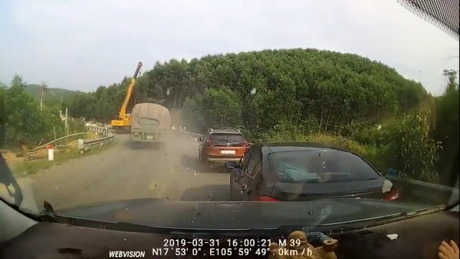 Va chạm của ô tô tải khiến xe cẩu hư hại nặng