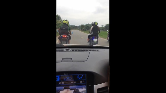 Đoàn phượt thủ dàn hàng ngang, chắn đường ô tô
