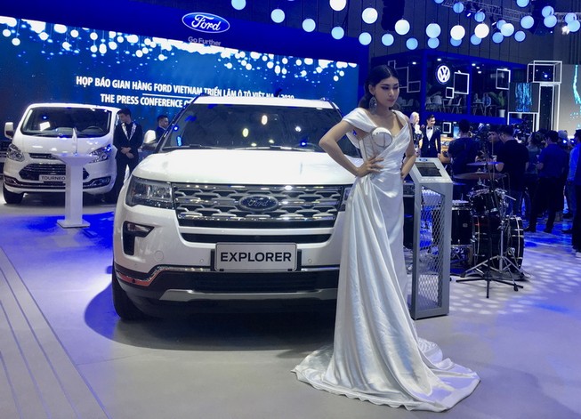 Bảng giá xe Ford tháng 12: Everest Ambiente giá 999 triệu đồng