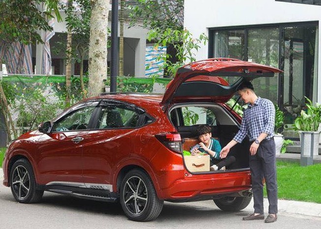 Nên mua ô tô giảm giá hàng trăm triệu hay thuê xe chơi tết?