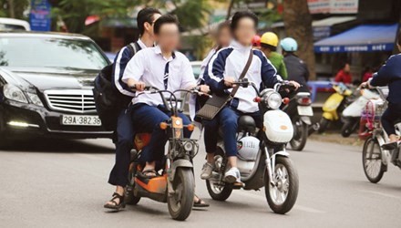 Điều khiển xe đạp gấp có phải đội mũ bảo hiểm?