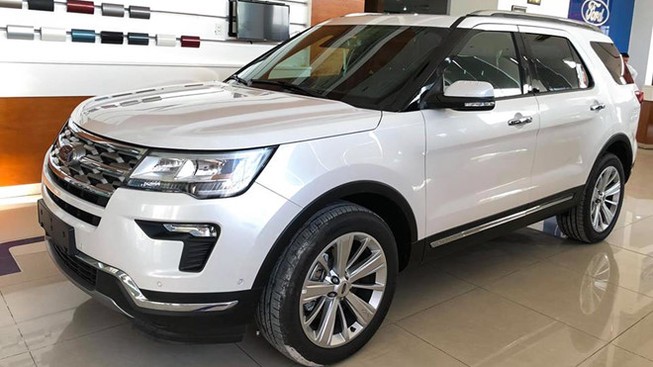Ford Explorer giảm giá rẻ hơn 300 triệu đồng so với đối thủ