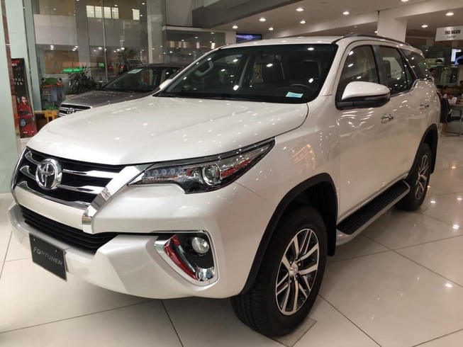 Giá lăn bánh kèm khuyến mãi 100 triệu đồng xe Toyota Fortuner