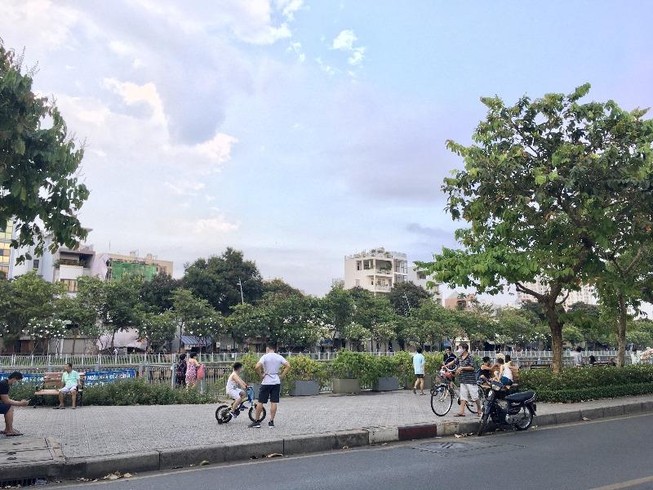 TP.HCM: Nhiều tuyến đường, công viên tụ tập đông người