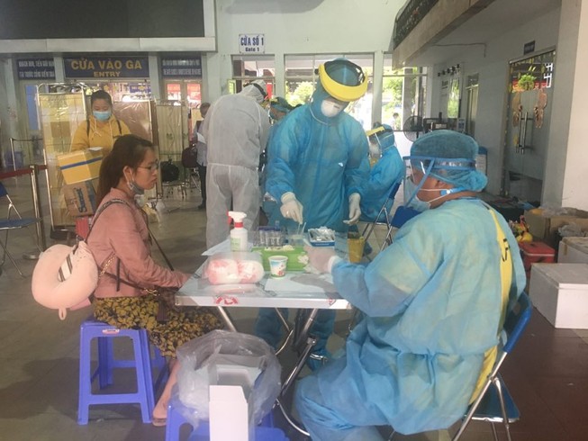 Lấy mẫu xét nghiệm COVID-19 khi hành khách đến ga Sài Gòn