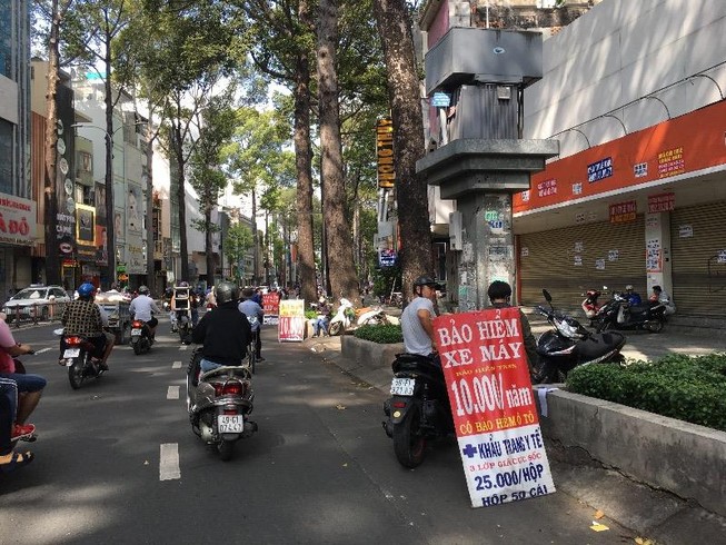 Người dân TP.HCM đội nắng đi mua bảo hiểm ô tô, xe máy