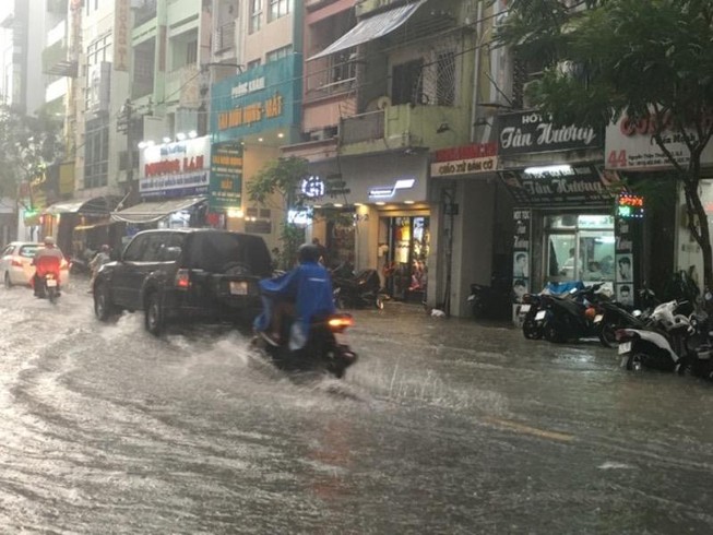 Người dân TP.HCM bì bõm trong nước giờ tan tầm