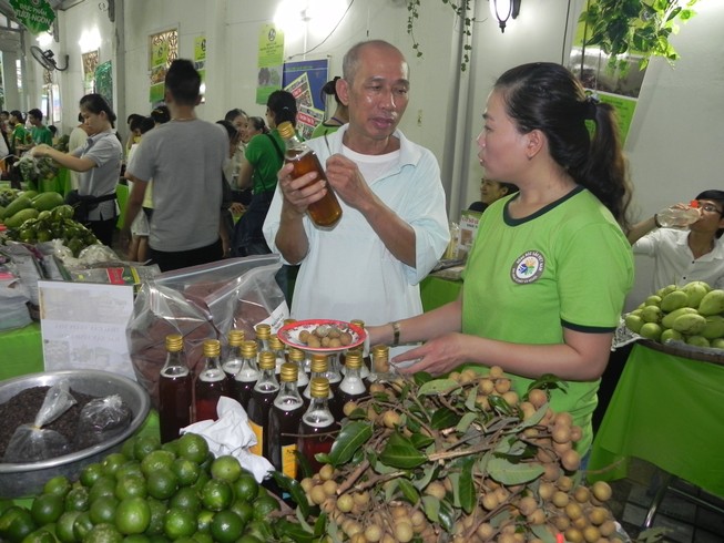 Biểu diễn nghệ thuật đường phố tại hội chợ hàng Việt