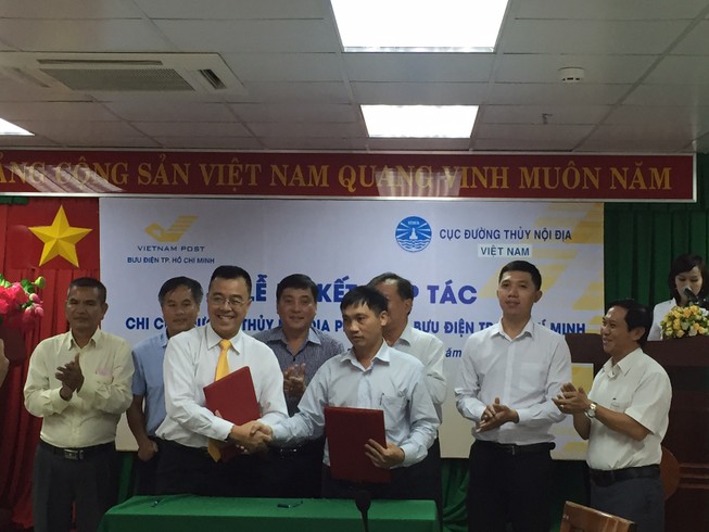 Tiết kiệm được tiền nhờ làm thủ tục qua bưu điện