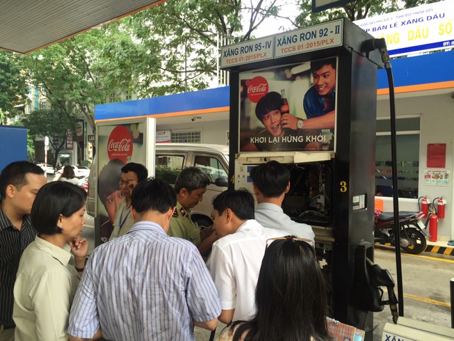 TP.HCM bắt đầu dán tem cây xăng để chống gian lận